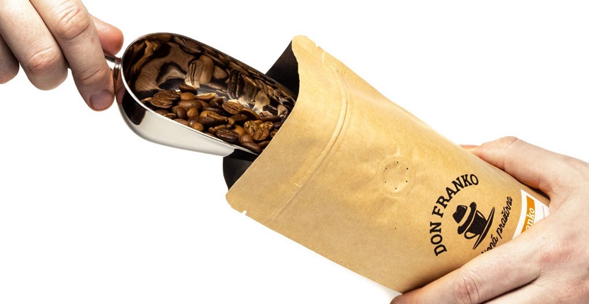 sypání cerstvě pražené kávy Don Franko do sáčku s ventilkem
